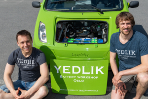 Foto av ansatte i Yedlik sammen med en Buddy-elbil, hvor man ser batteriene som er gjenbrukt.
