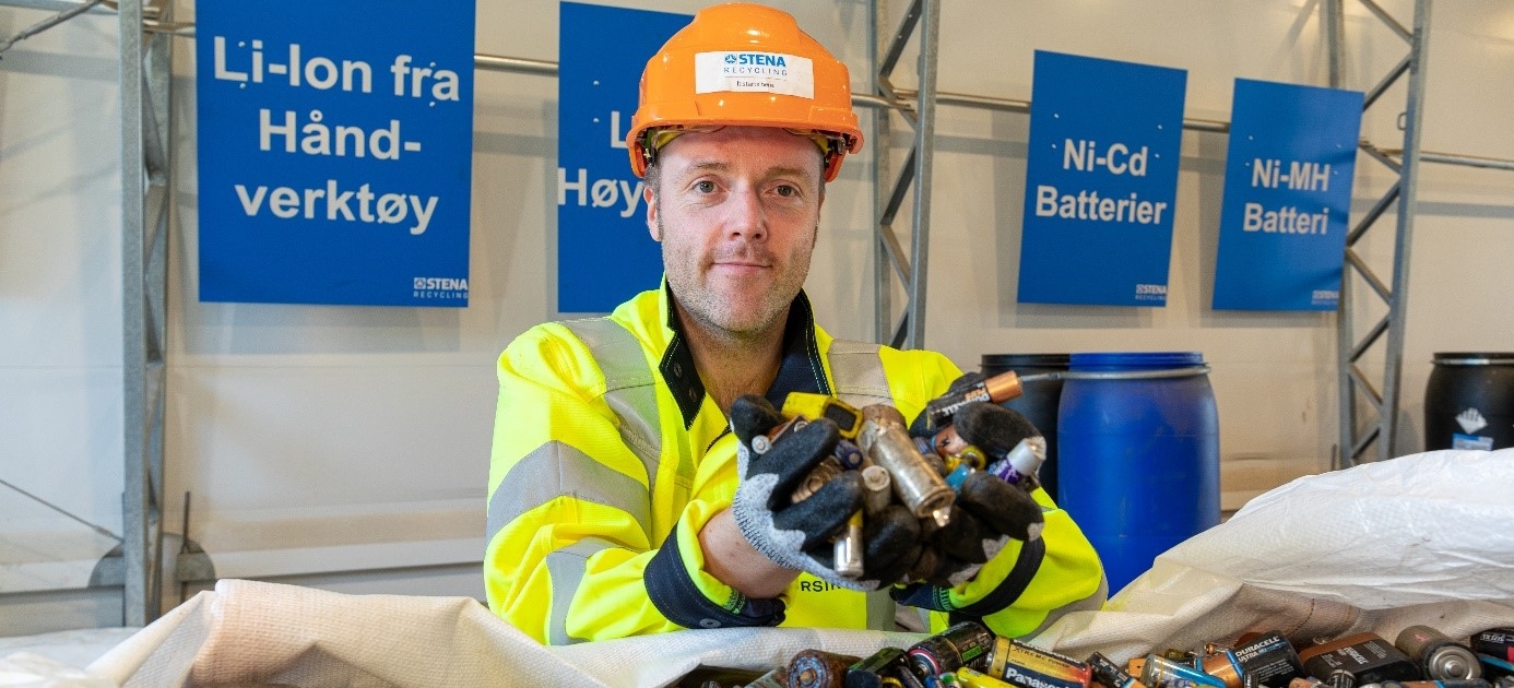 Fagsjef for batterier i Norsirk, Morten Onsrud, med en håndfull batterier på et batterisorteringsanlegg